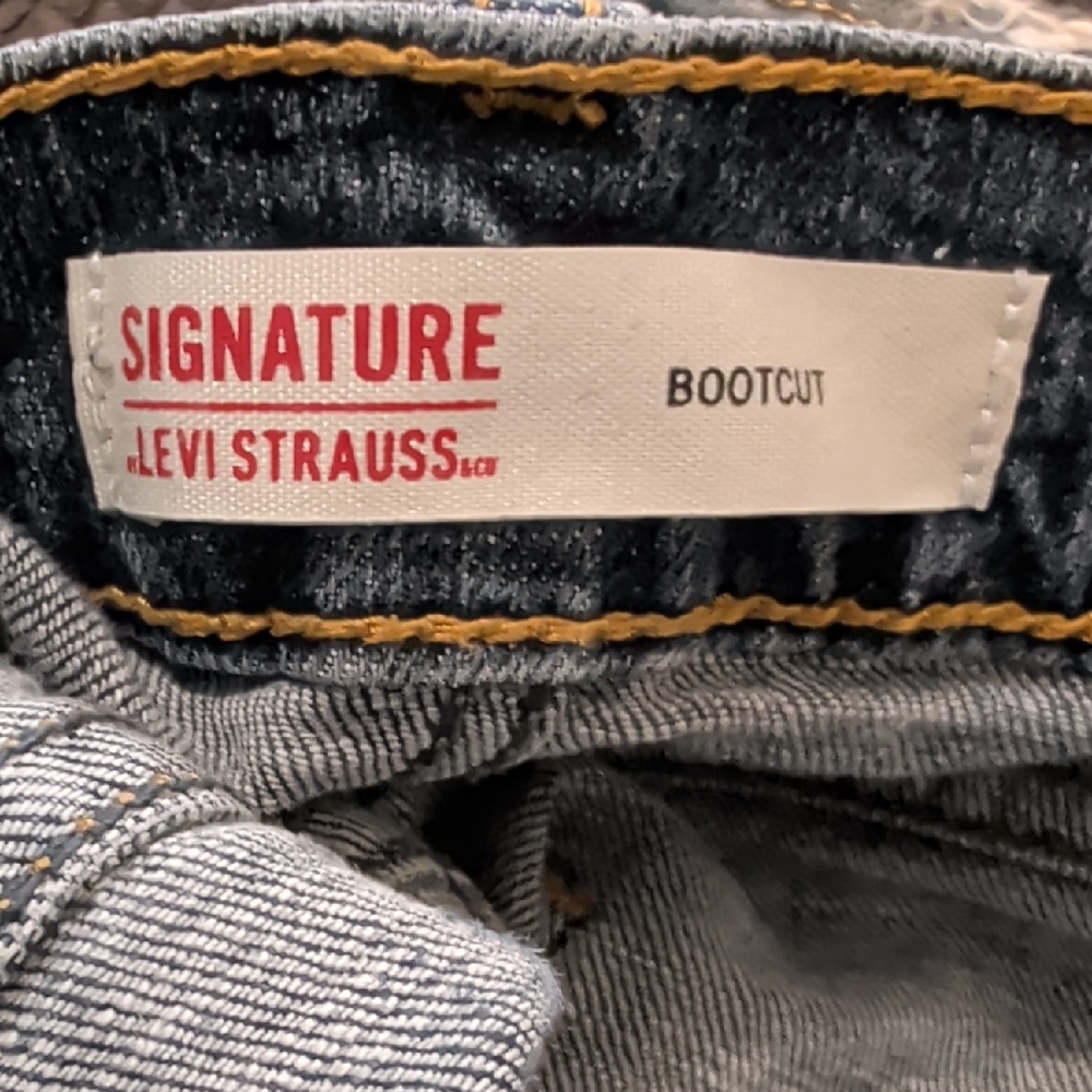 Levi's Signature Bootcut Jeans in Denim Blue